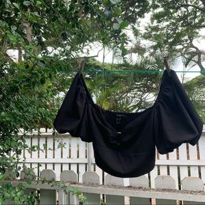 Forever 21 black puffed sleeve crop top with gold ring in center 🖤